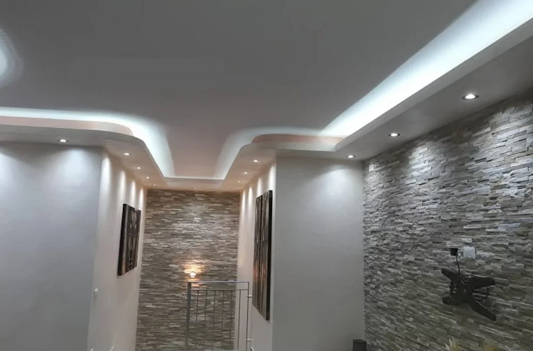 Vue portrait sur faux plafond hydrofuge avec ciel étoilé fibre optique et spots LED périphériques dans une douche italienne