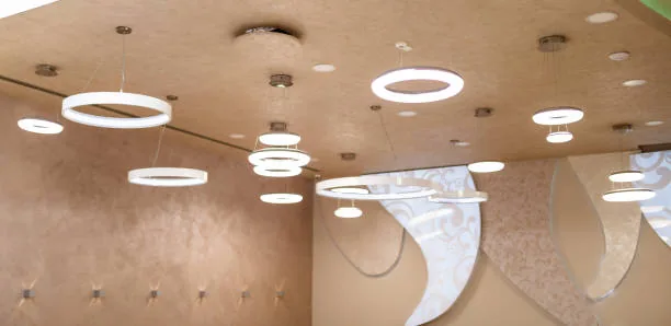 Faux plafond avec éclairage LED indirect dans une douche italienne