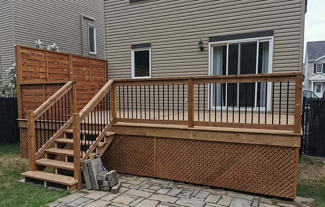 Terrasse en grès cérame effet pierre naturelle beige clair, format XXL avec effet minéral chaleureux